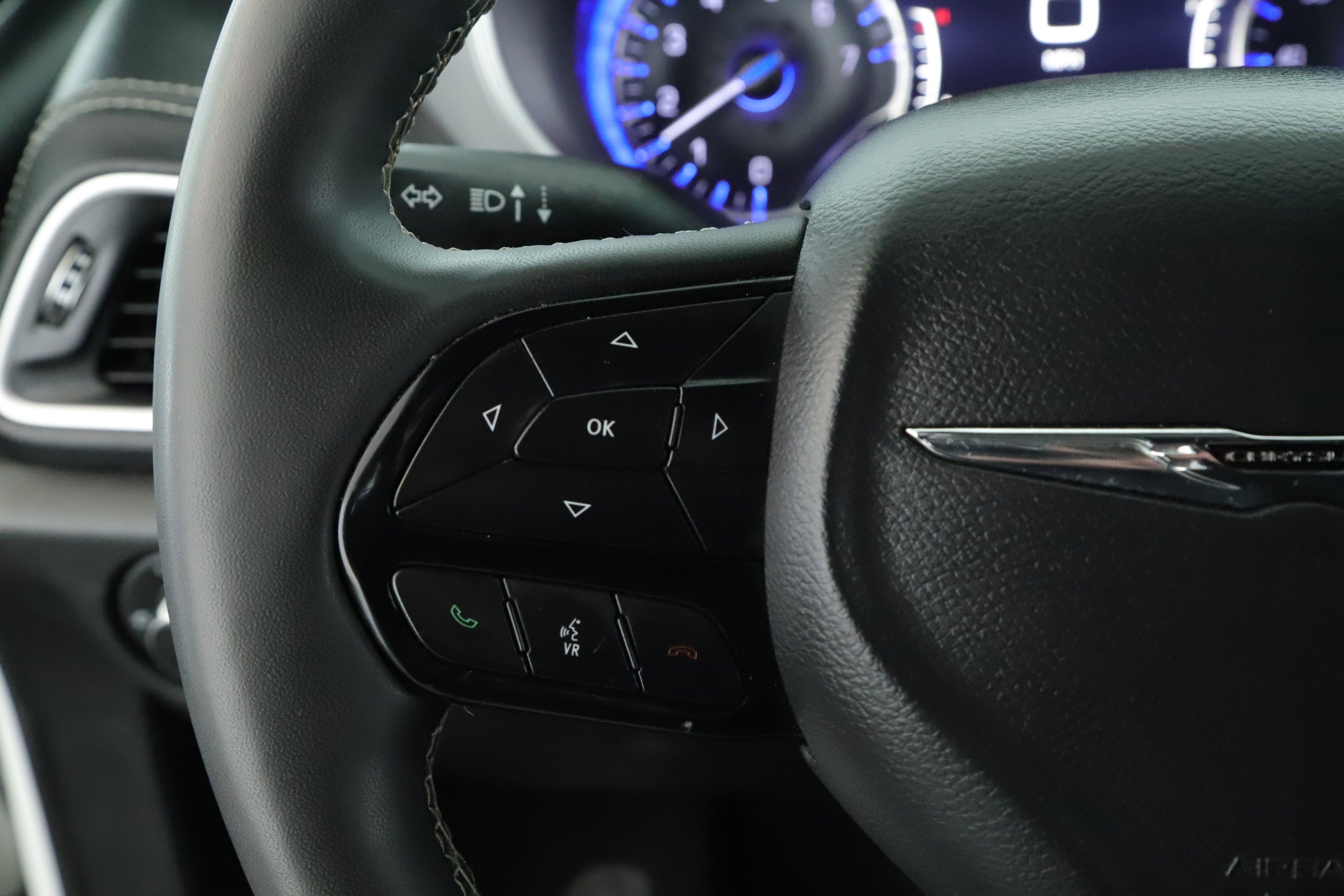 Used 2023 Chrysler Pacifica Touring-L w/ S Appearance Package image 9