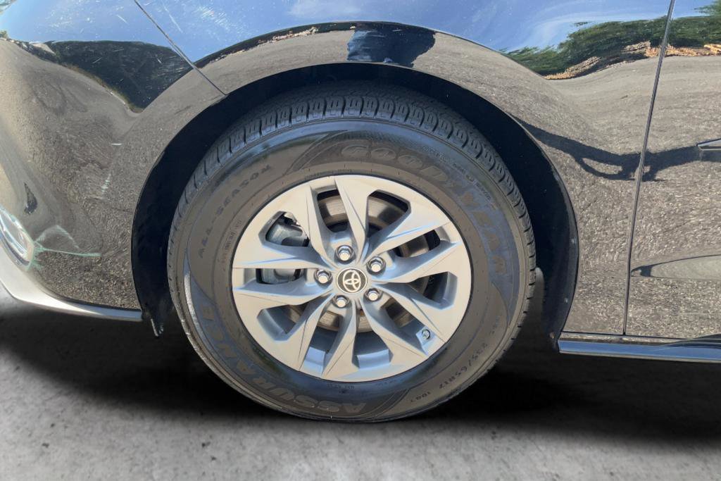 Used 2022 Toyota Sienna XLE FWD image 24
