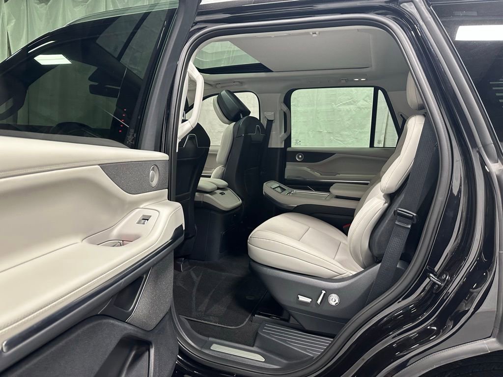 Used 2025 Lincoln Navigator Reserve image 44