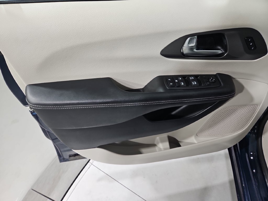 Used 2023 Chrysler Pacifica Touring-L AWD/4WD image 11