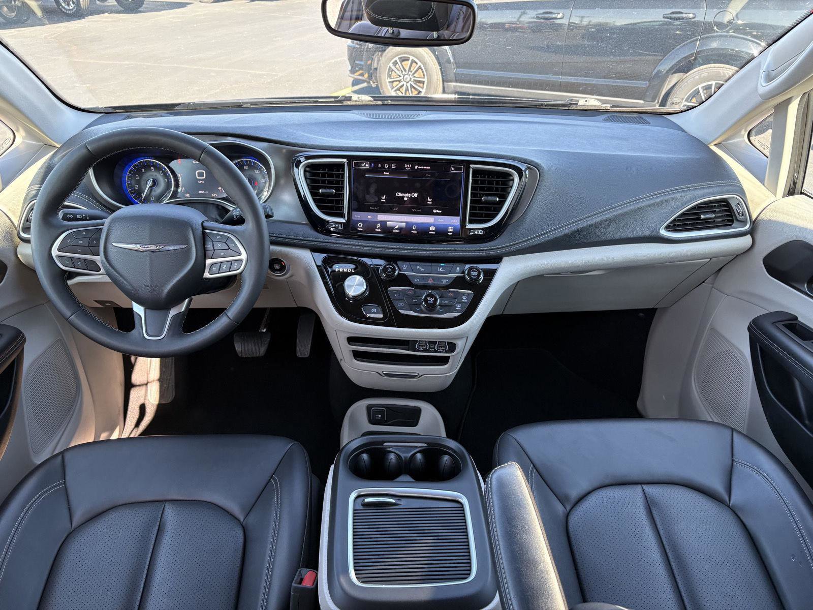 Used 2024 Chrysler Pacifica Touring-L image 13