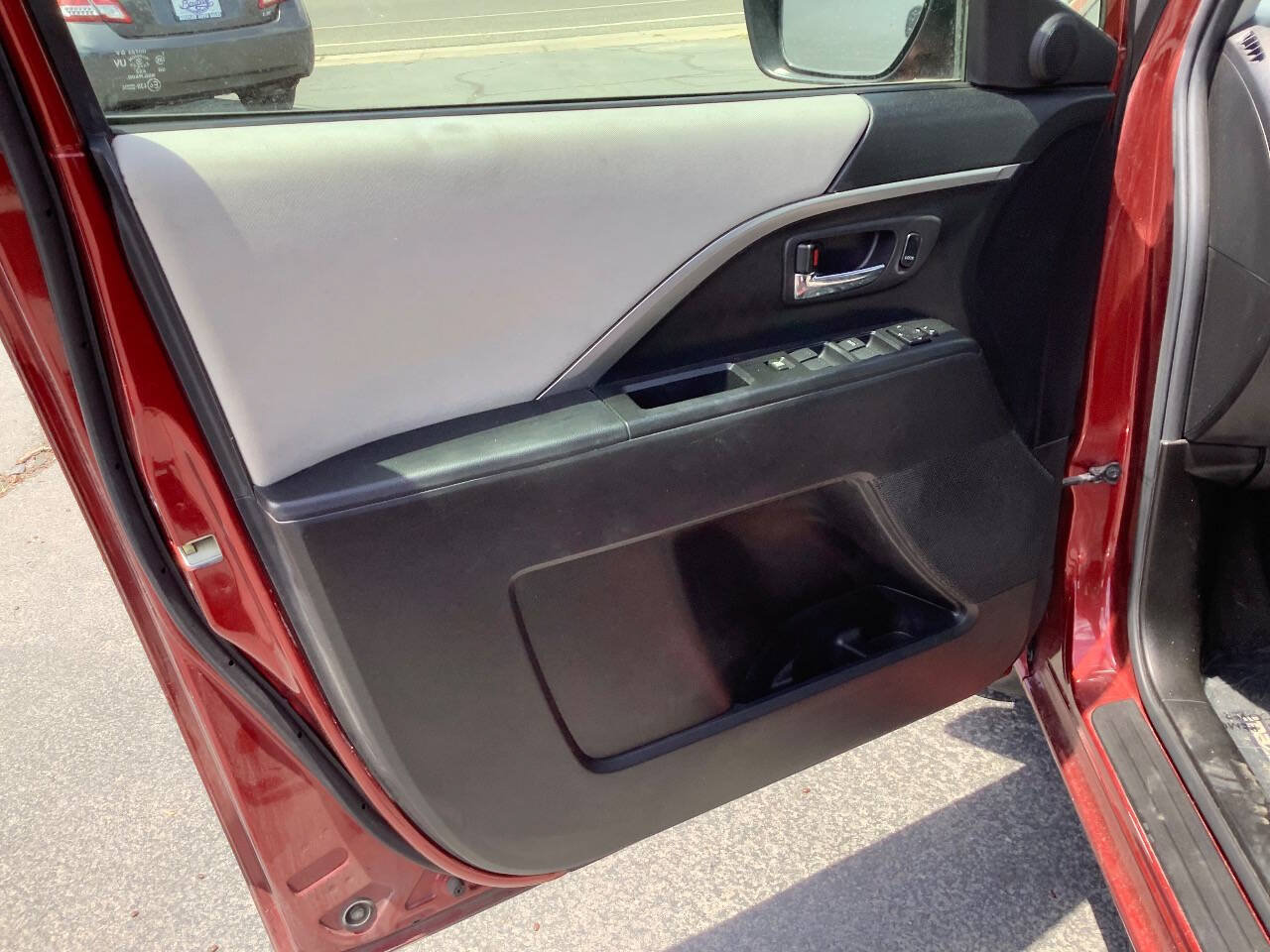 Used 2012 MAZDA MAZDA5 Sport FWD image 24