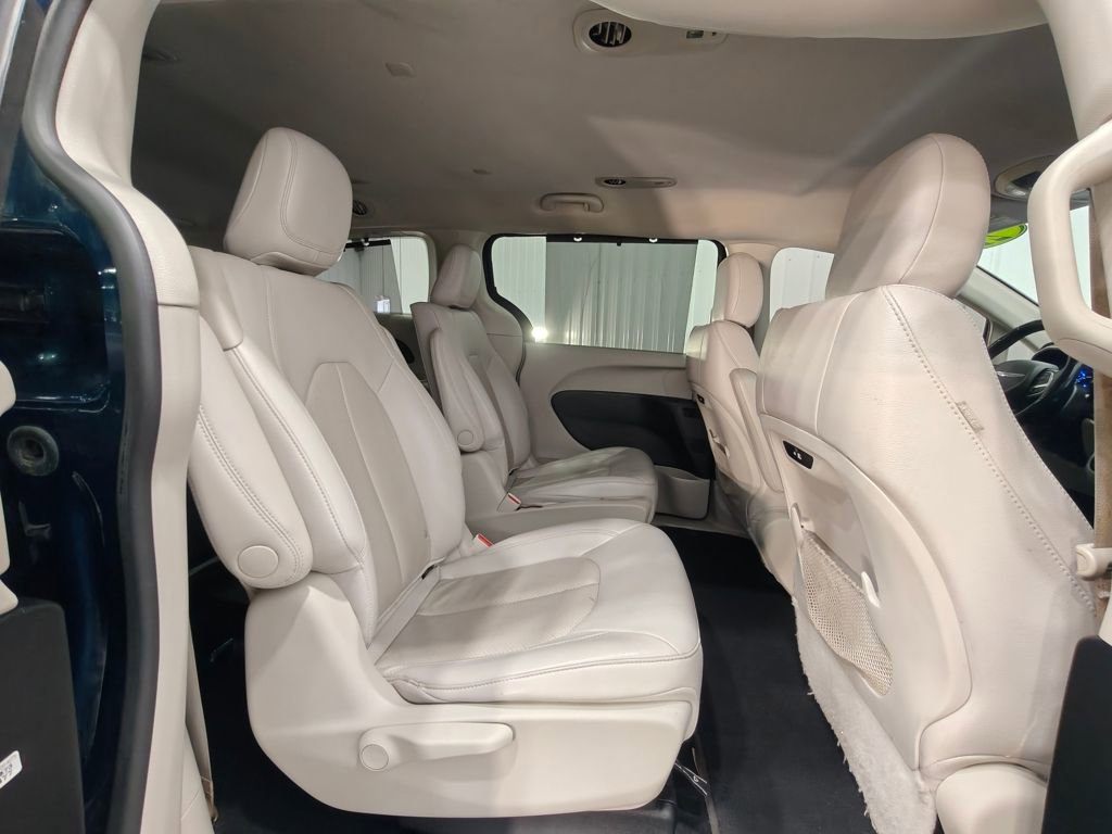 Used 2021 Chrysler Pacifica Touring-L image 24