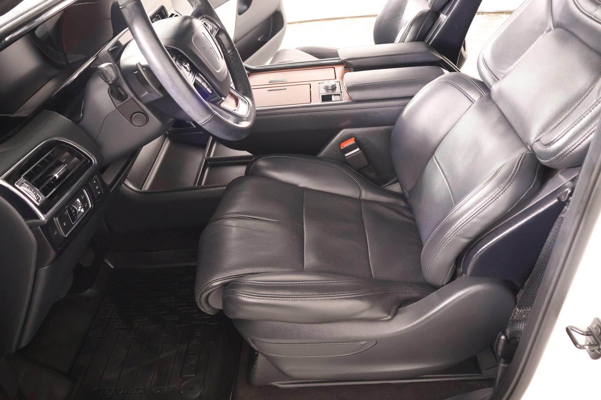 Used 2022 Lincoln Navigator Reserve AWD/4WD image 11