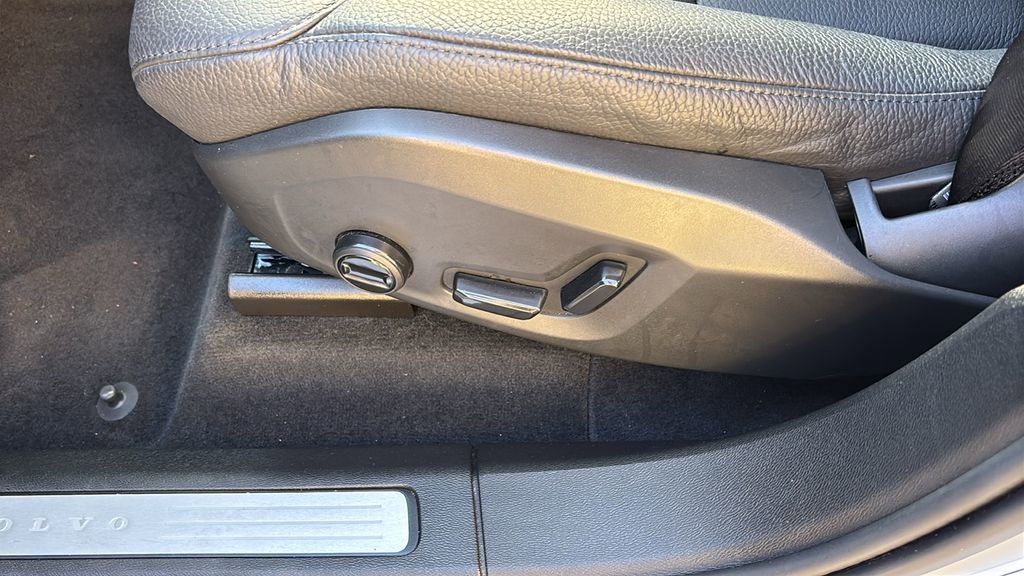 Certified 2025 Volvo XC60 B5 Plus AWD/4WD image 25