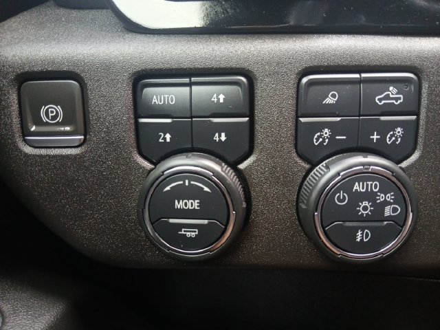 Used 2024 Chevrolet Silverado 1500 High Country w/ Technology Package AWD/4WD image 9