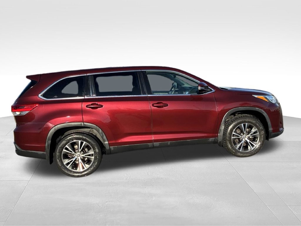 Used 2019 Toyota Highlander LE AWD/4WD image 9