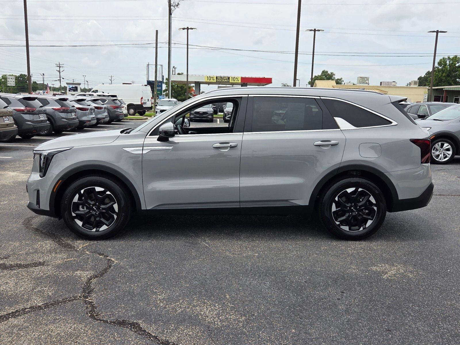 Used 2025 Kia Sorento S FWD image 4