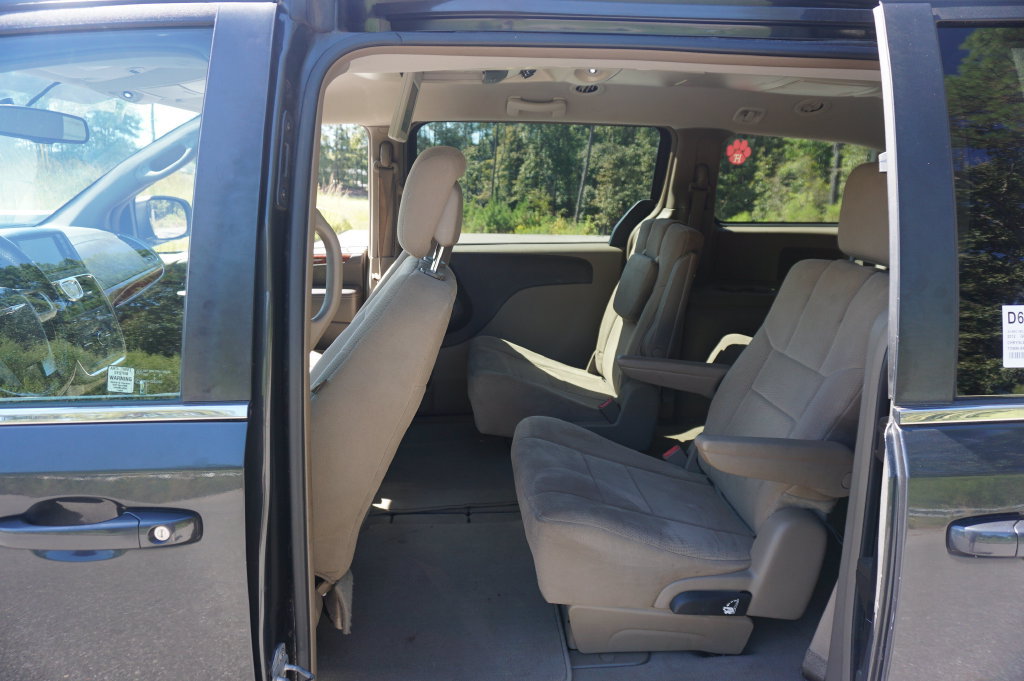 Used 2012 Chrysler Town & Country Touring w/ Entertainment Group #1 FWD image 11