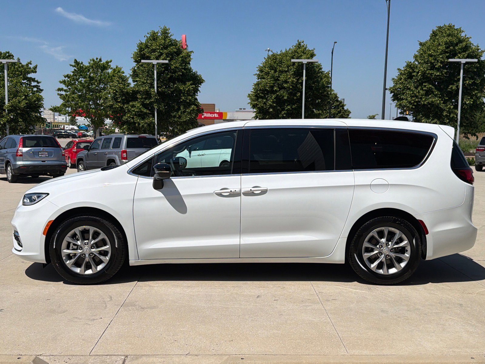 Used 2026 Chrysler Pacifica Limited FWD image 5