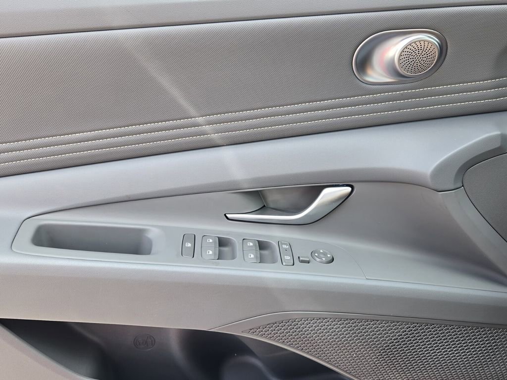 Certified 2025 Hyundai Elantra Sport image 28