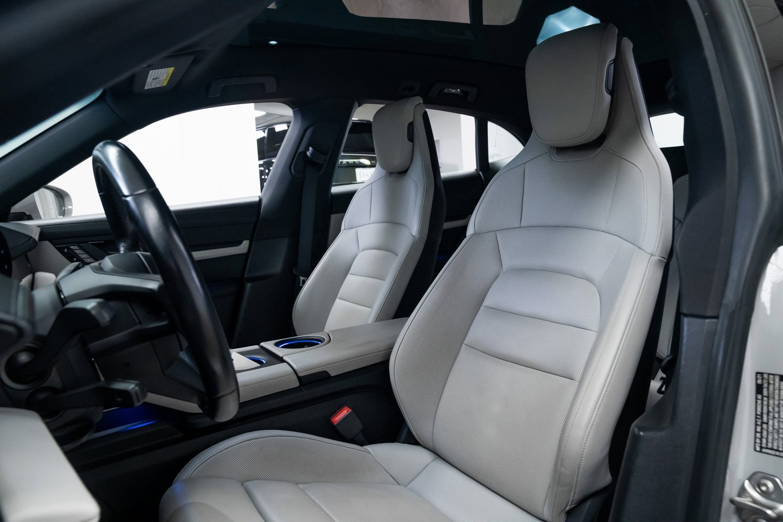 Used 2021 Porsche Taycan 4S w/ Premium Package image 17