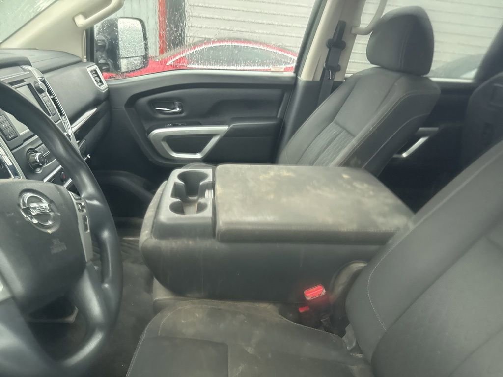 Used 2019 Nissan Titan SV image 11