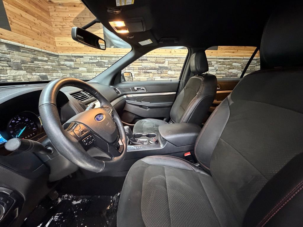 Used 2018 Ford Explorer XLT w/ Equipment Group 202A image 11