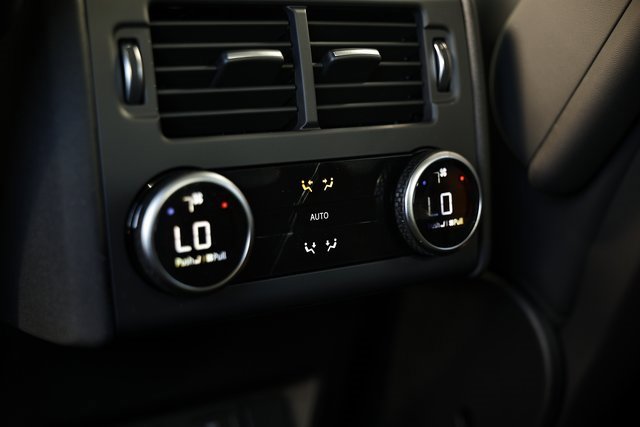 New 2025 Land Rover Discovery Metropolitan Edition image 32