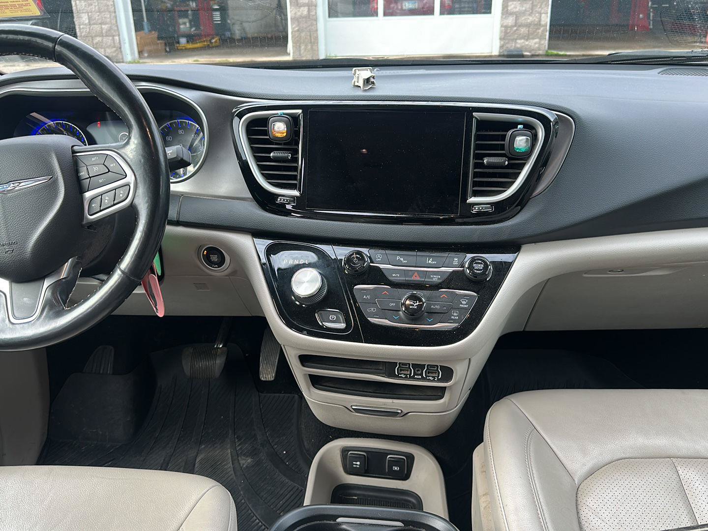Used 2021 Chrysler Pacifica Touring-L FWD image 8