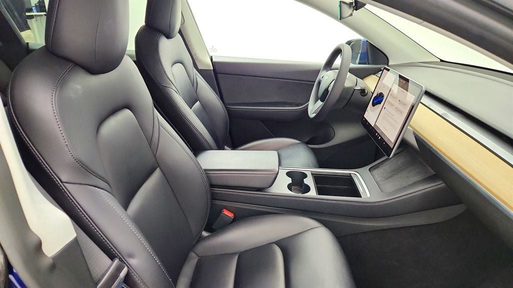 Used 2022 Tesla Model Y Long Range AWD/4WD image 25