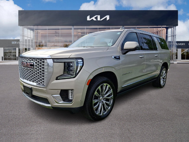 Used 2022 GMC Yukon XL Denali w/ Max Trailering Package AWD/4WD image 3