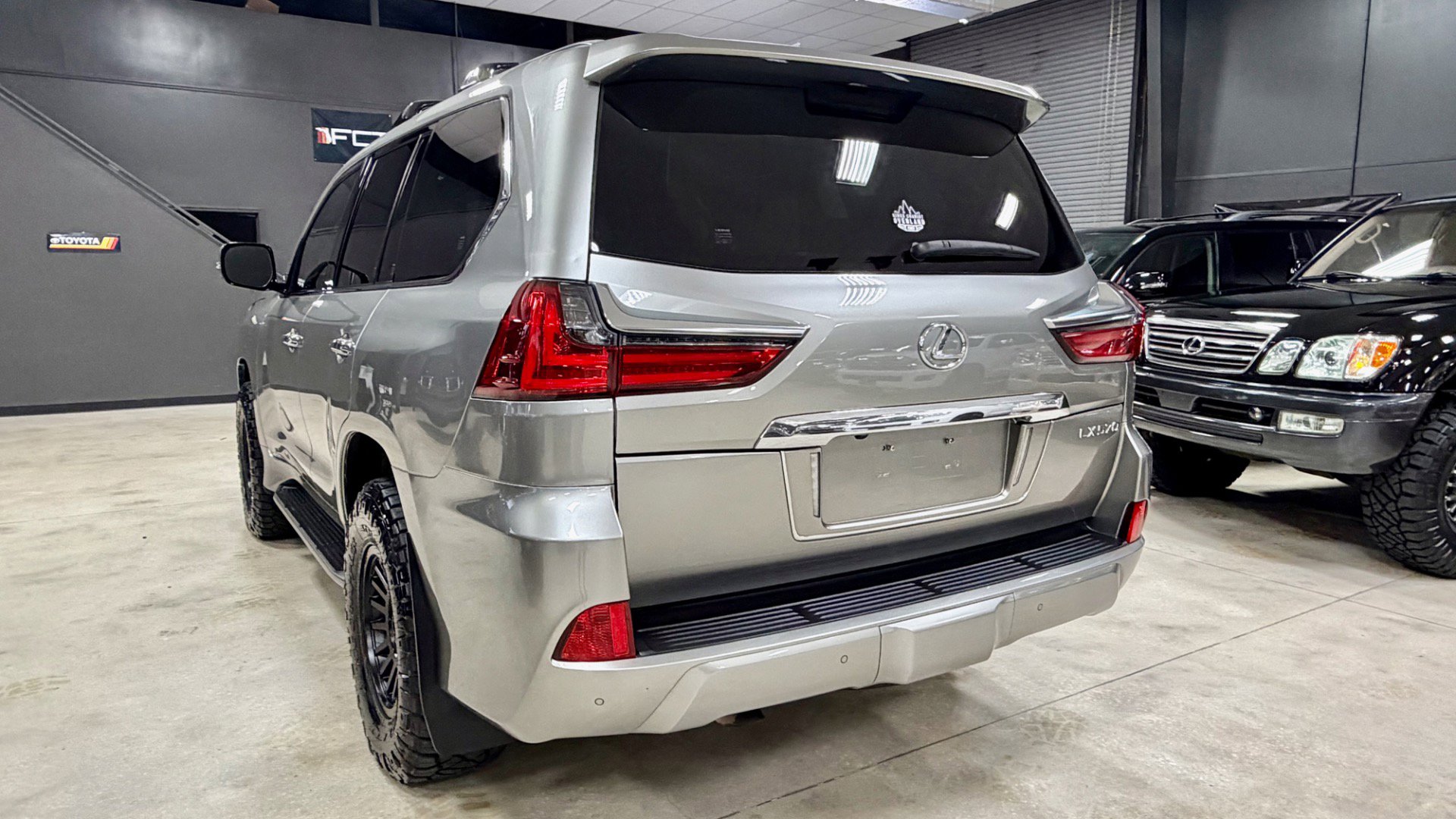 Used 2018 Lexus LX 570 4WD w/ Luxury Package image 11