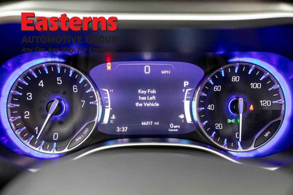 Used 2023 Chrysler Pacifica Touring-L FWD image 18