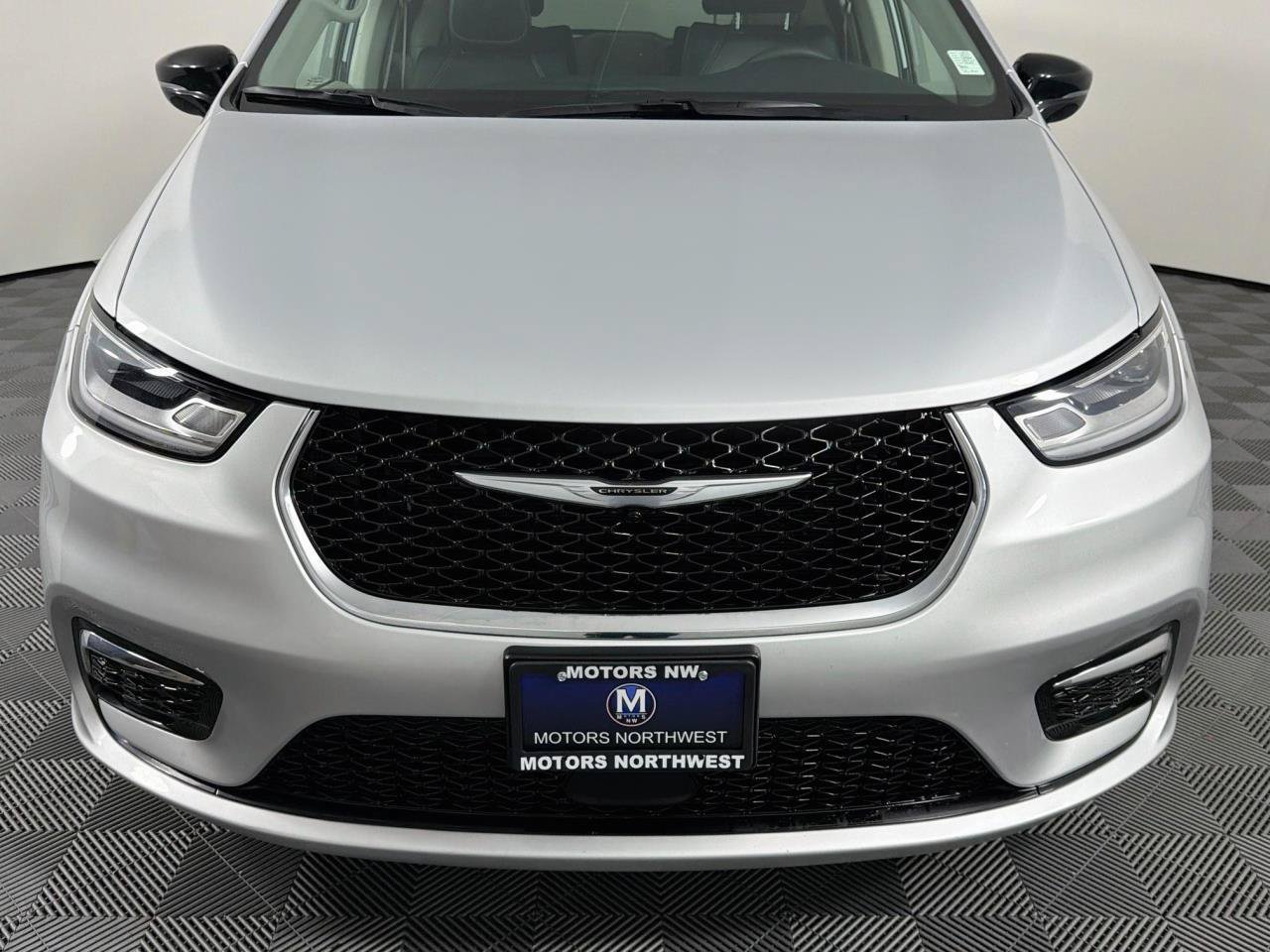 Used 2024 Chrysler Pacifica Limited FWD image 3