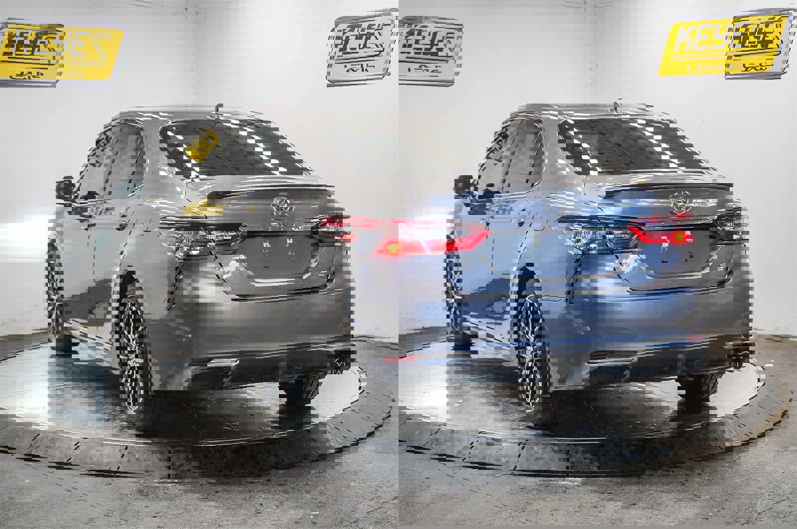 Used 2021 Toyota Camry SE image 2