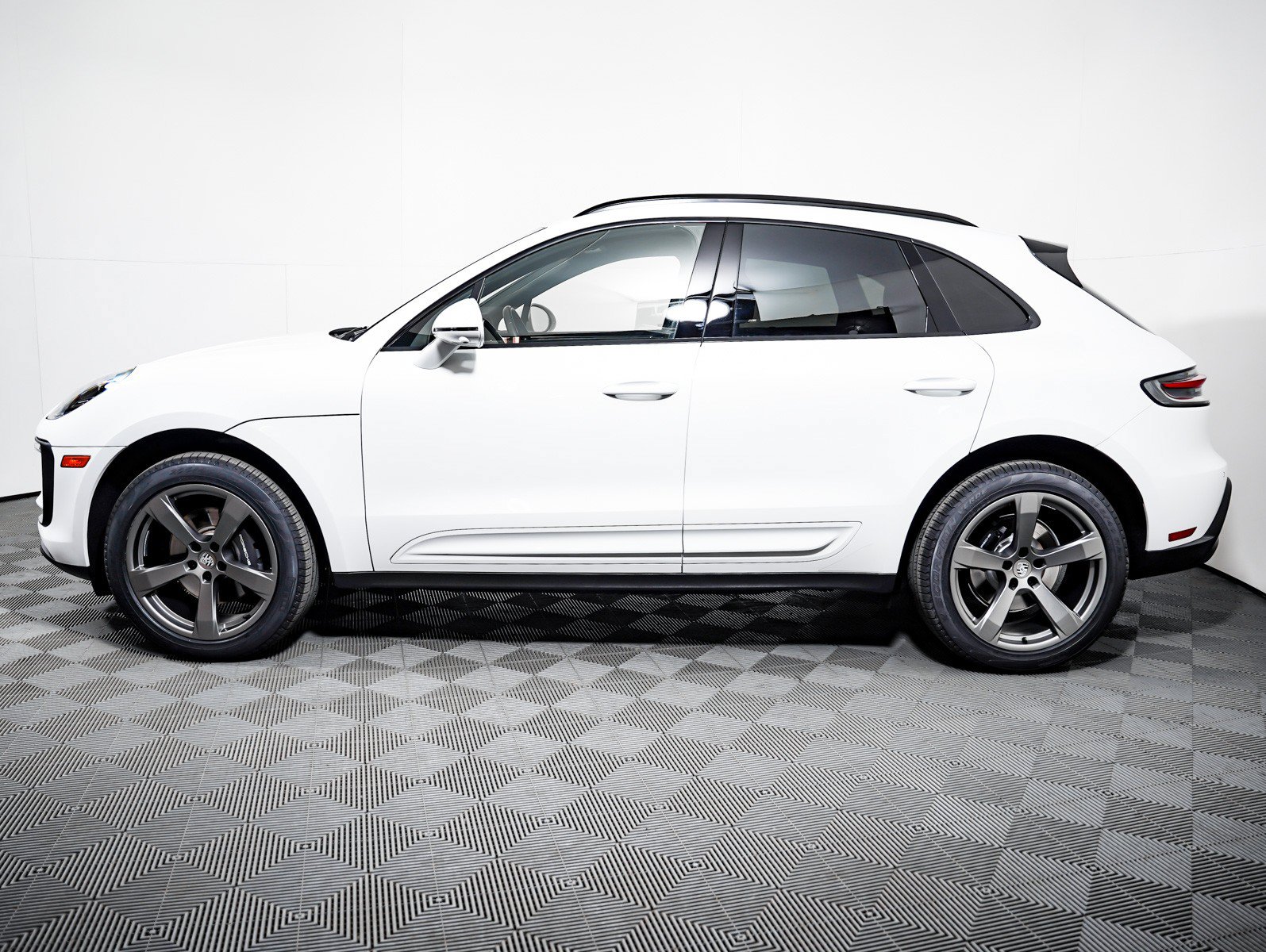 Certified 2023 Porsche Macan AWD/4WD image 2
