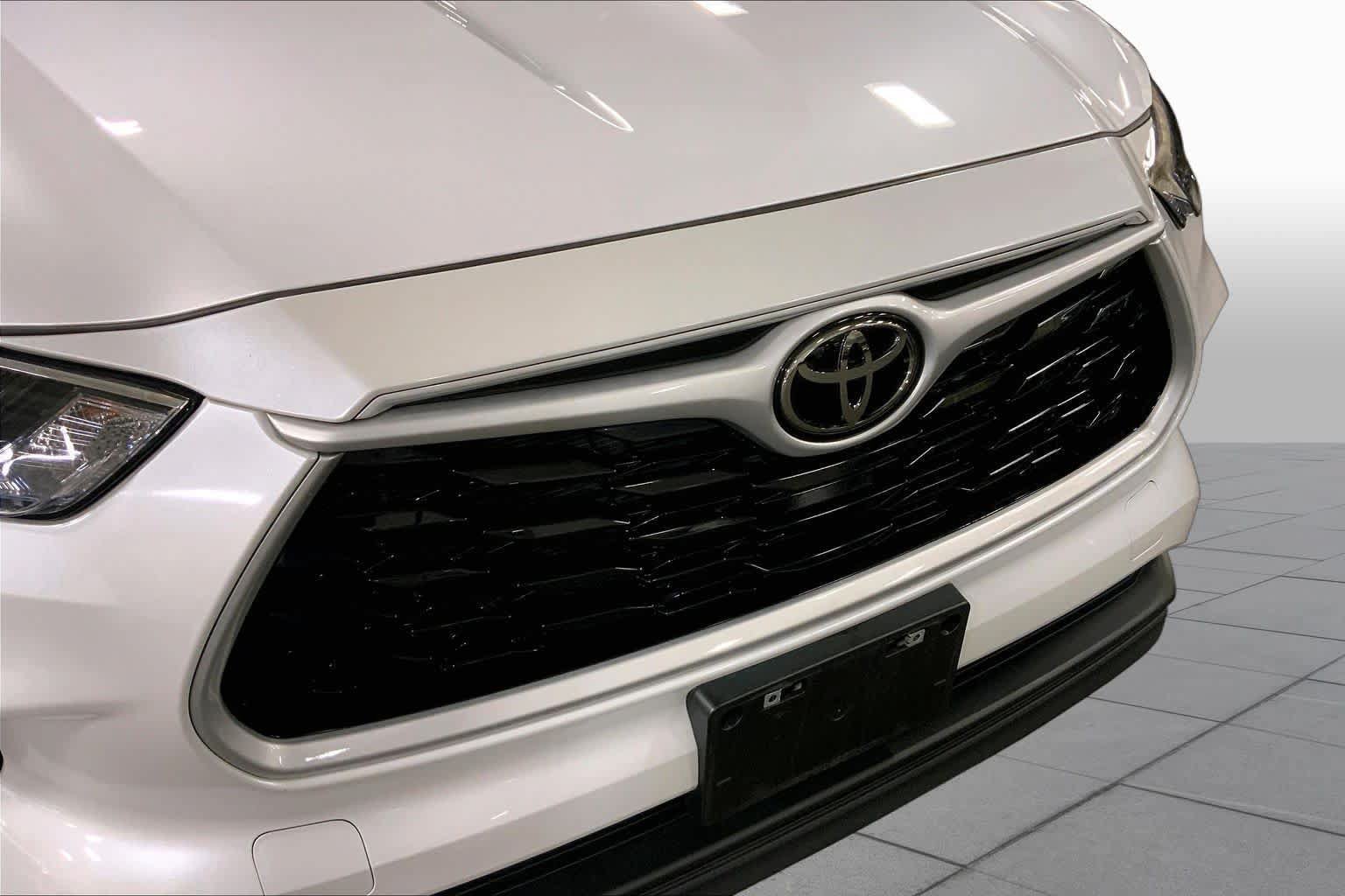 Used 2023 Toyota Highlander XLE AWD/4WD image 30