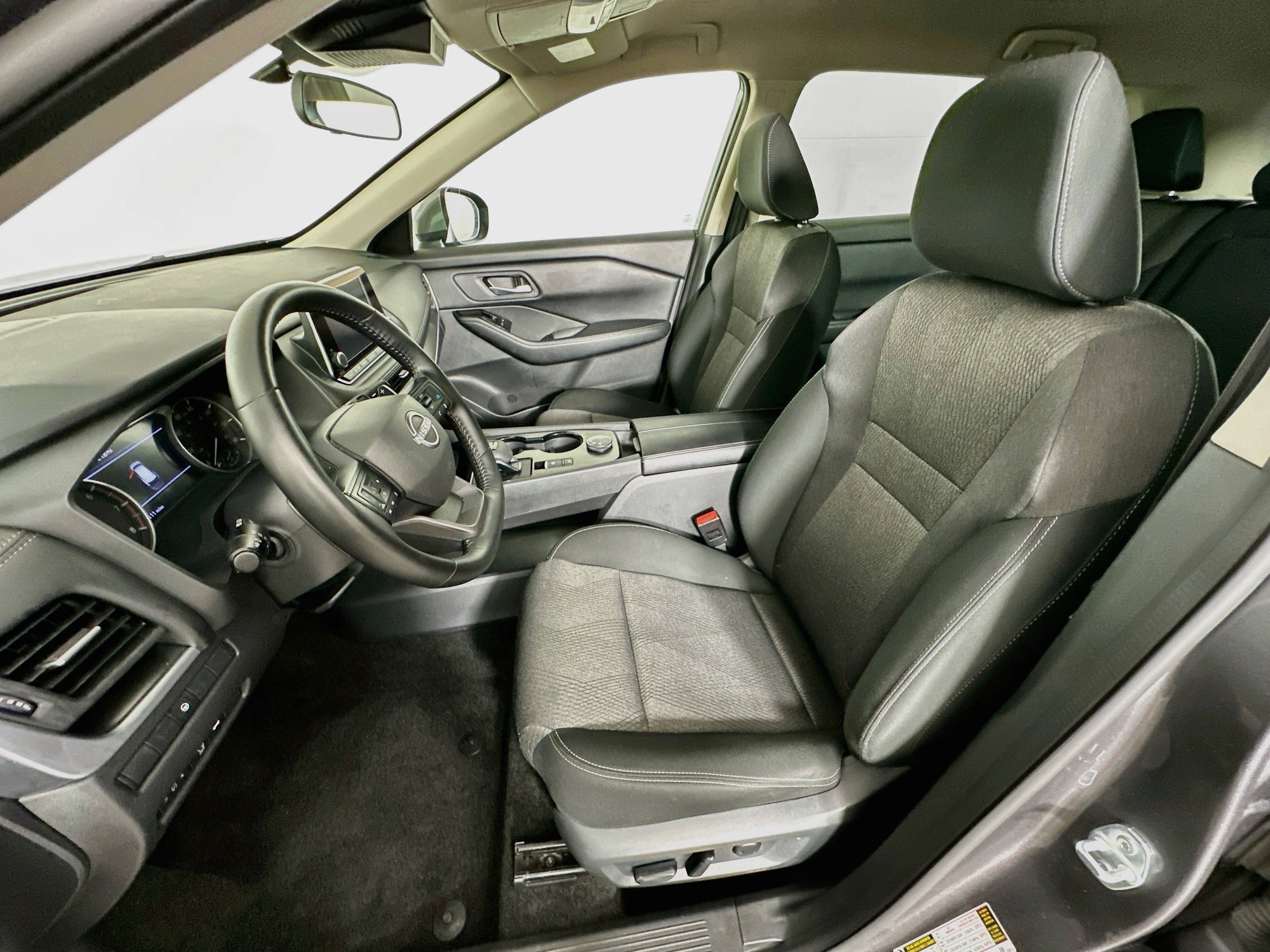 Used 2025 Nissan Rogue SV AWD/4WD image 13