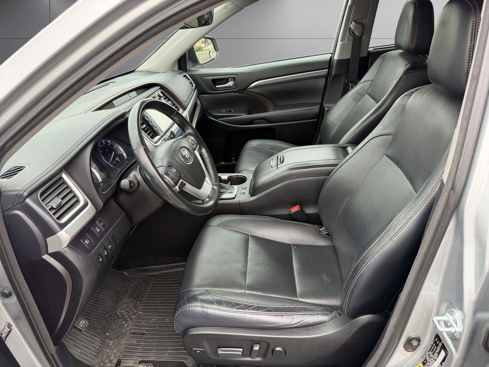 Used 2017 Toyota Highlander Limited Platinum image 16