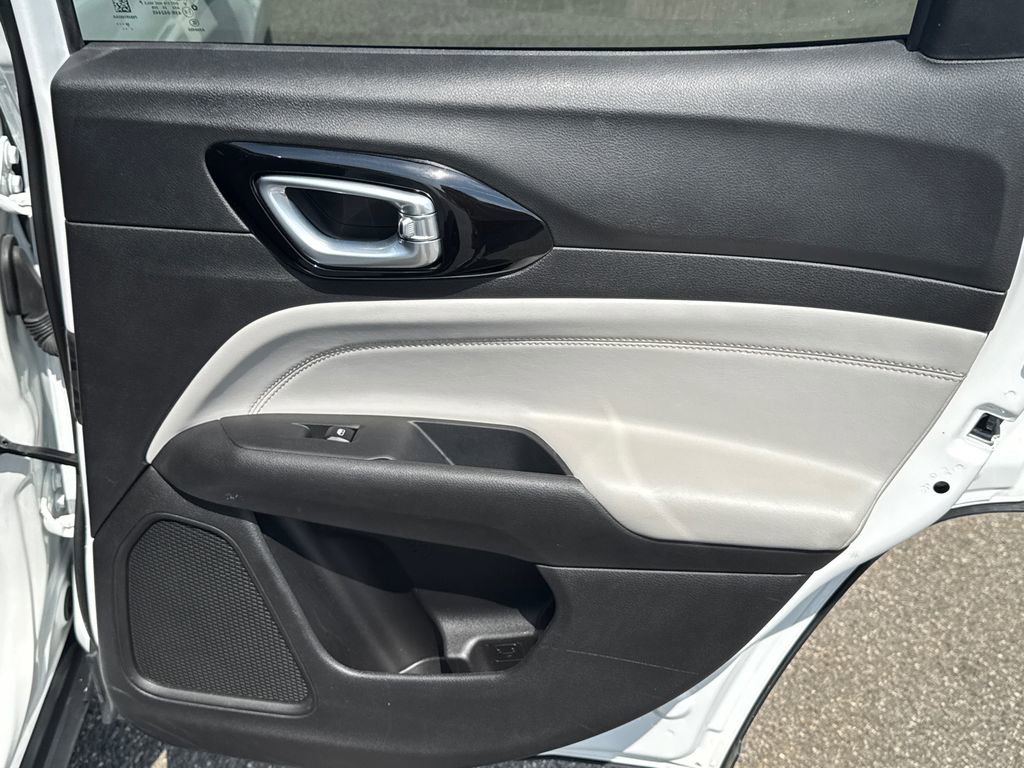 Used 2025 Jeep Compass Limited image 16