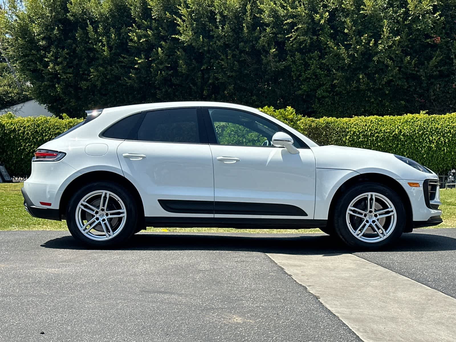 Certified 2025 Porsche Macan AWD/4WD image 9