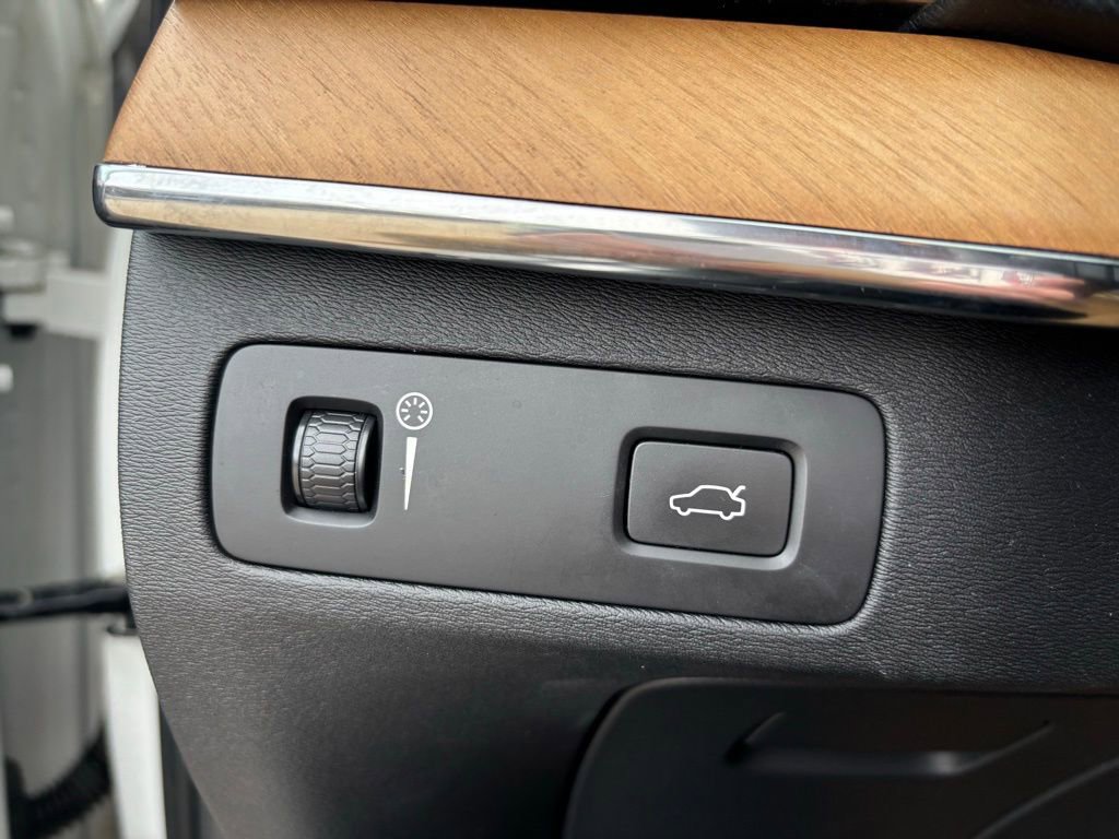 Used 2021 Volvo XC90 T6 Momentum w/ Protection Package Premier image 19