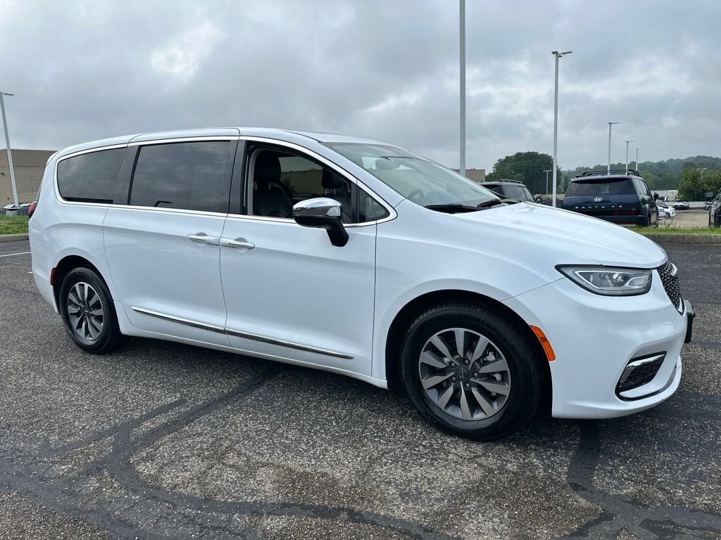 Used 2023 Chrysler Pacifica Limited FWD image 17