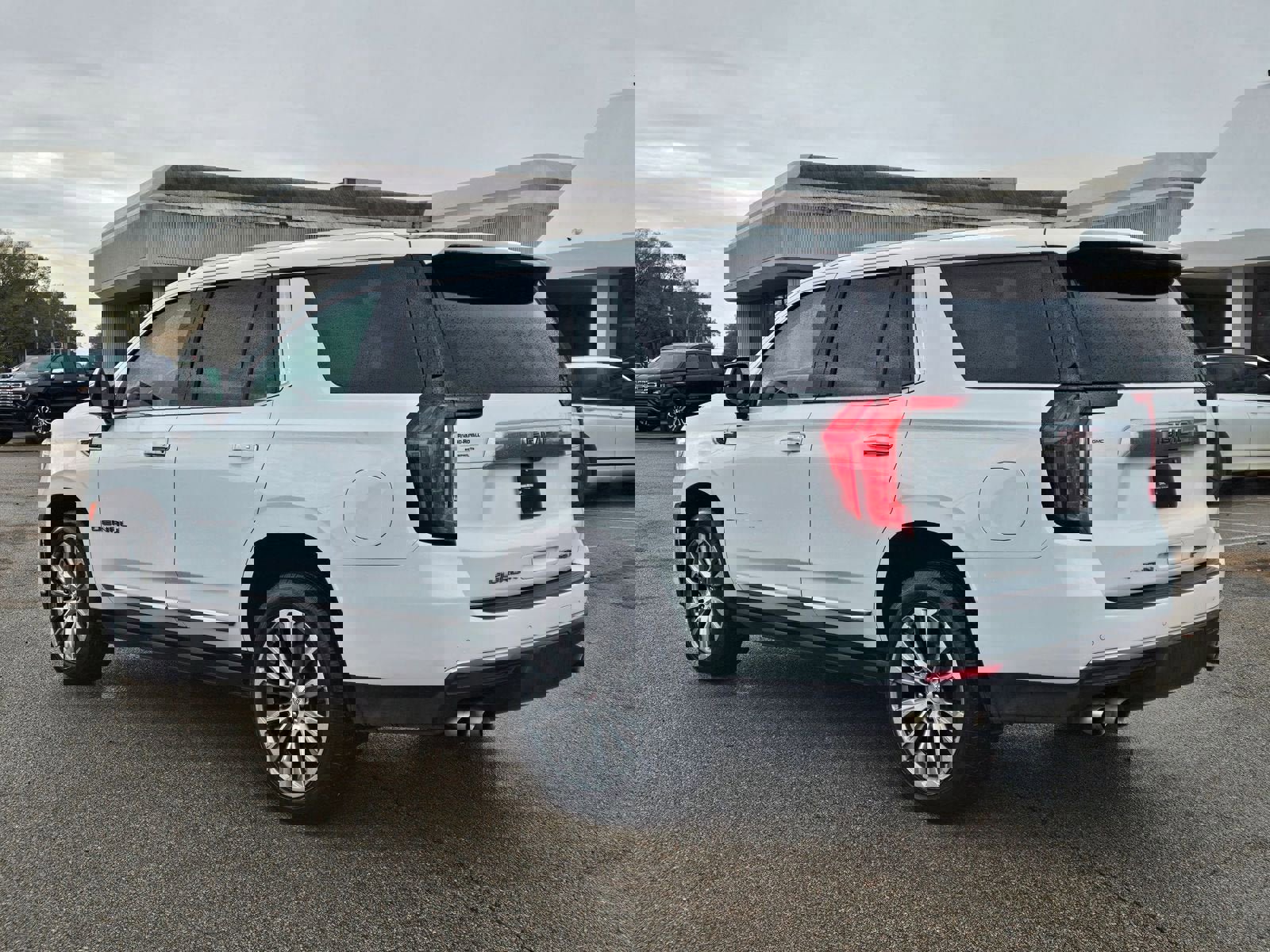 Used 2021 GMC Yukon Denali w/ Denali Premium Package image 3