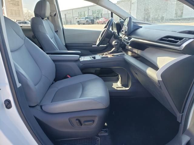 Used 2024 Toyota Sienna XLE FWD image 16