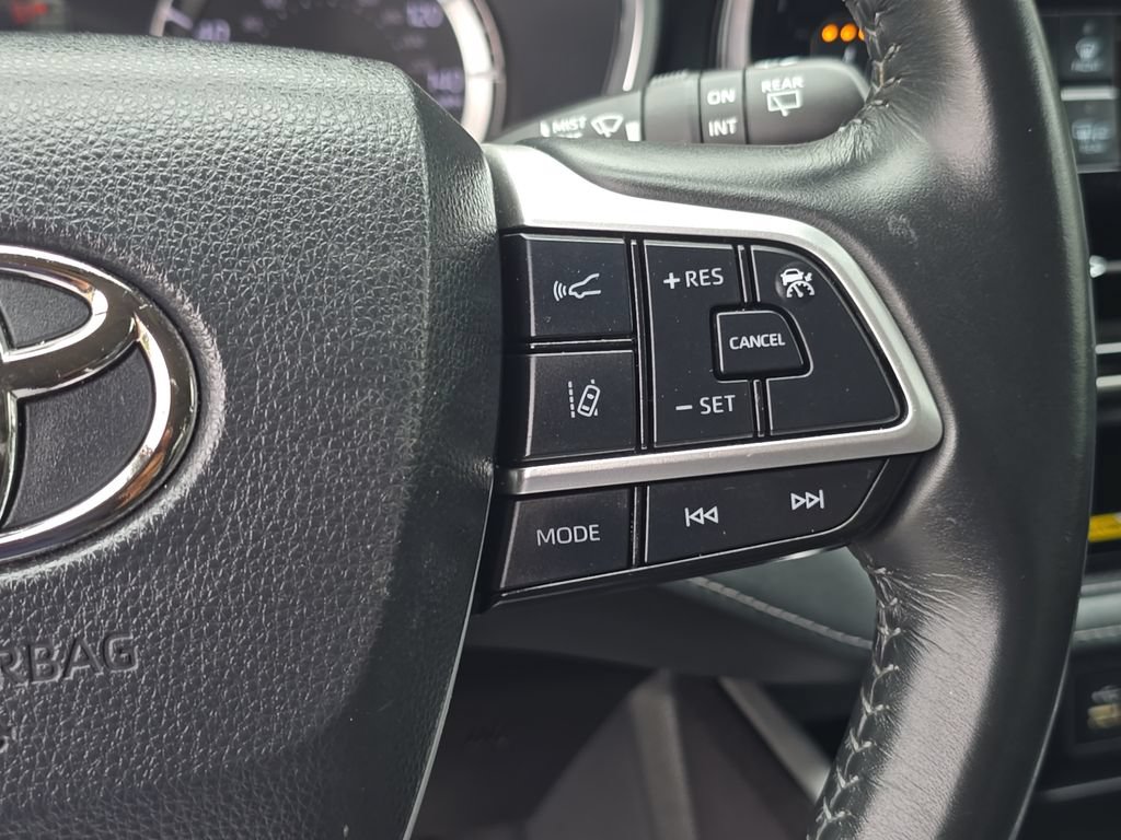 Used 2023 Toyota Highlander XLE AWD/4WD image 28