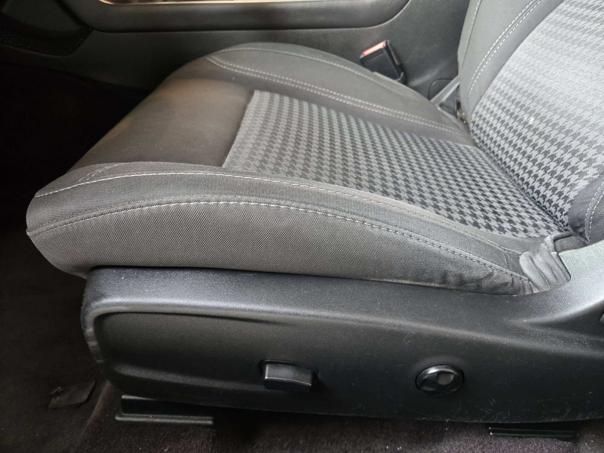 Used 2018 Dodge Challenger SXT RWD image 24