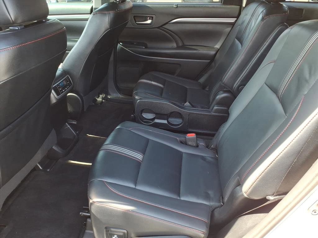 Used 2019 Toyota Highlander SE w/ Nightshade Edition image 12