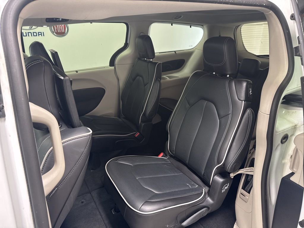 Used 2024 Chrysler Pacifica Limited w/ Uconnect Theater Family Group image 18