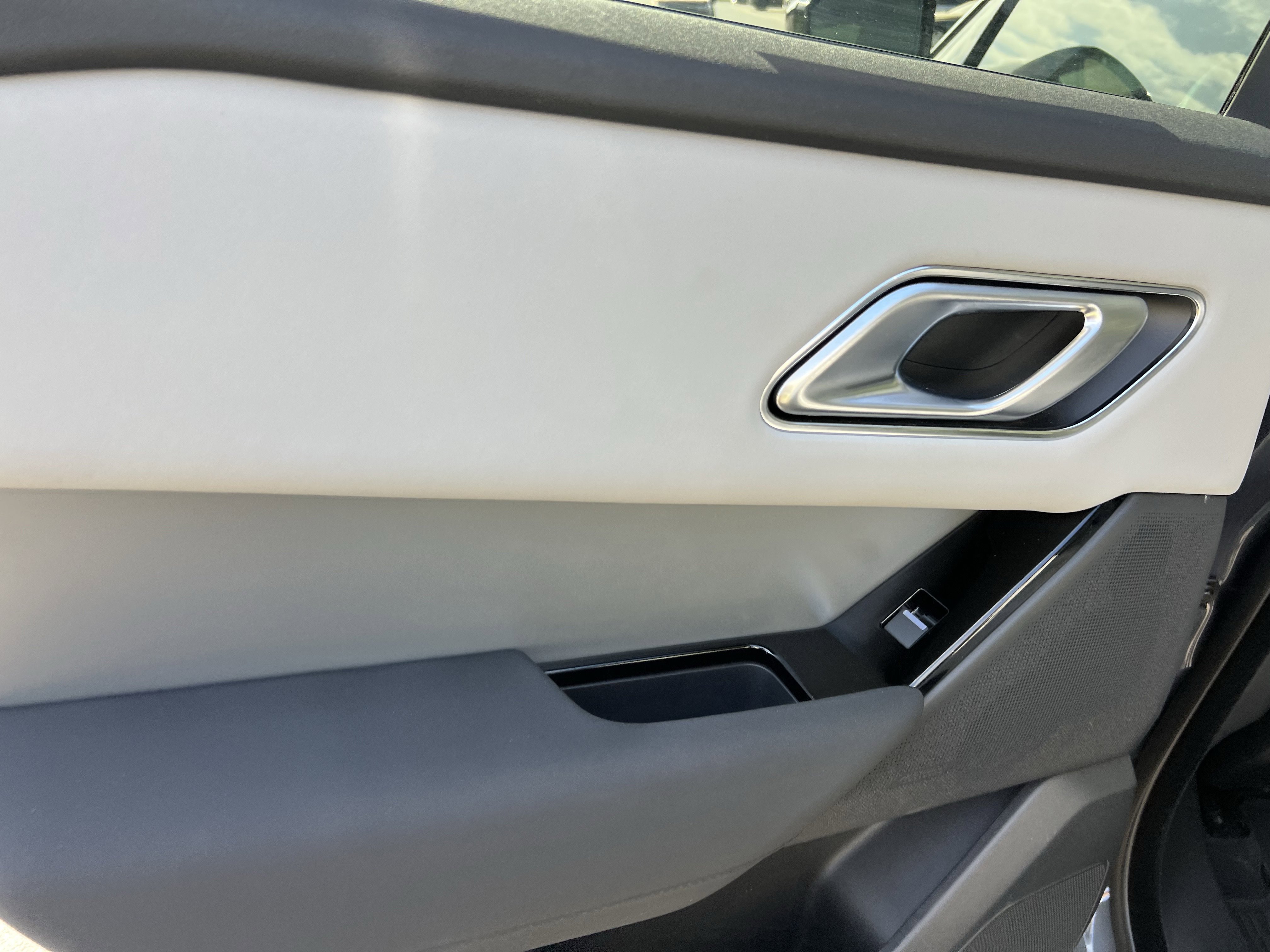 Certified 2025 Land Rover Range Rover Velar S image 31