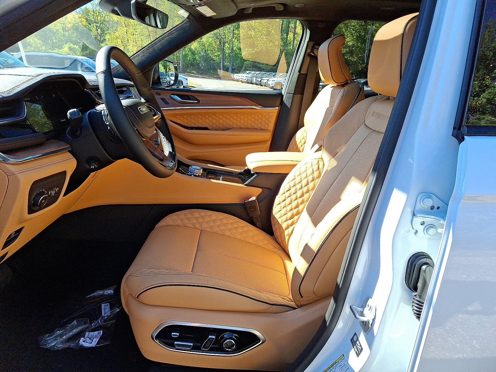 New 2025 Jeep Grand Cherokee Summit image 9