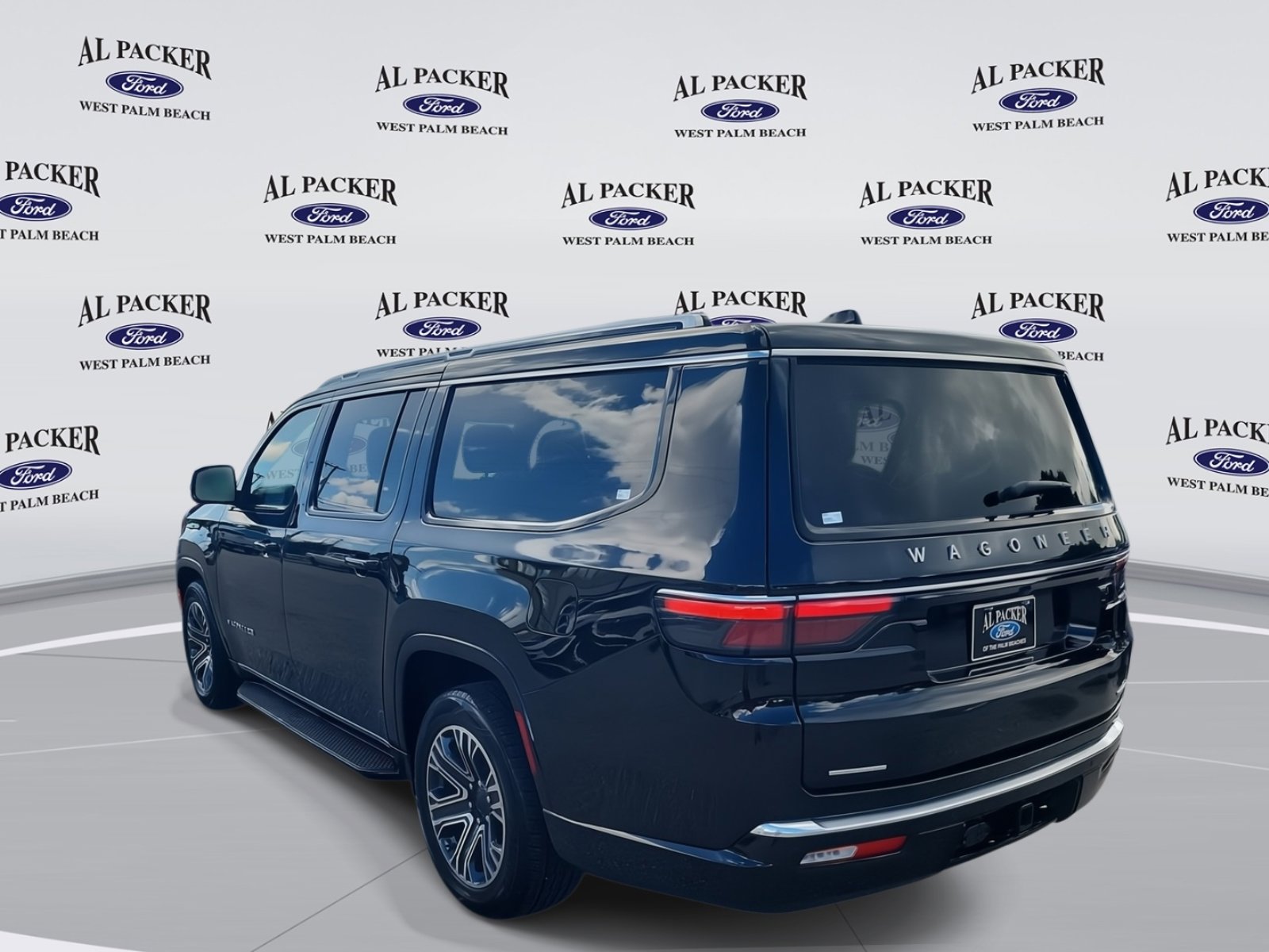 Used 2023 Jeep Wagoneer L Series II image 3