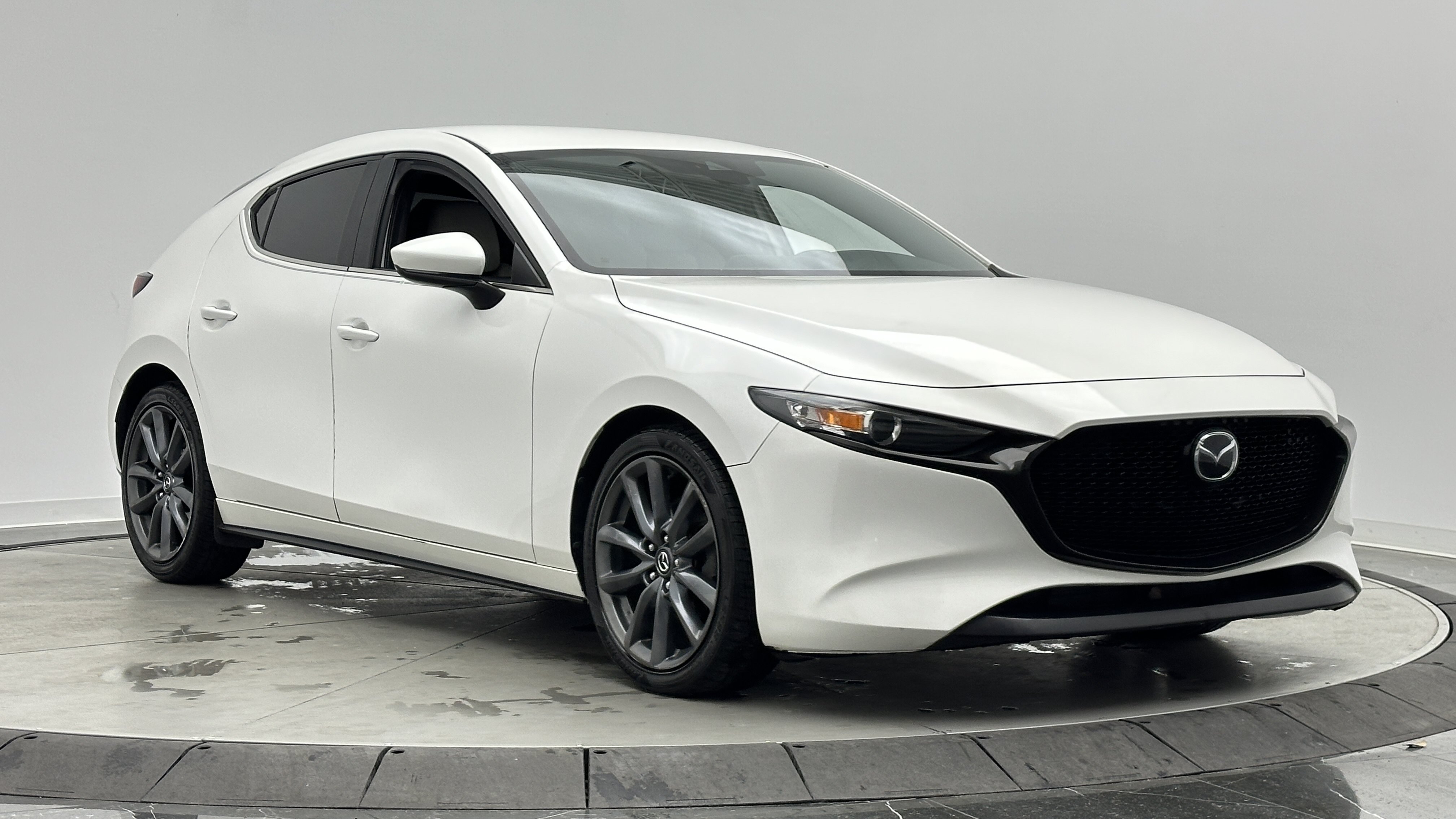 Used 2019 MAZDA MAZDA3 Hatchback w/ Preferred Package FWD image 3