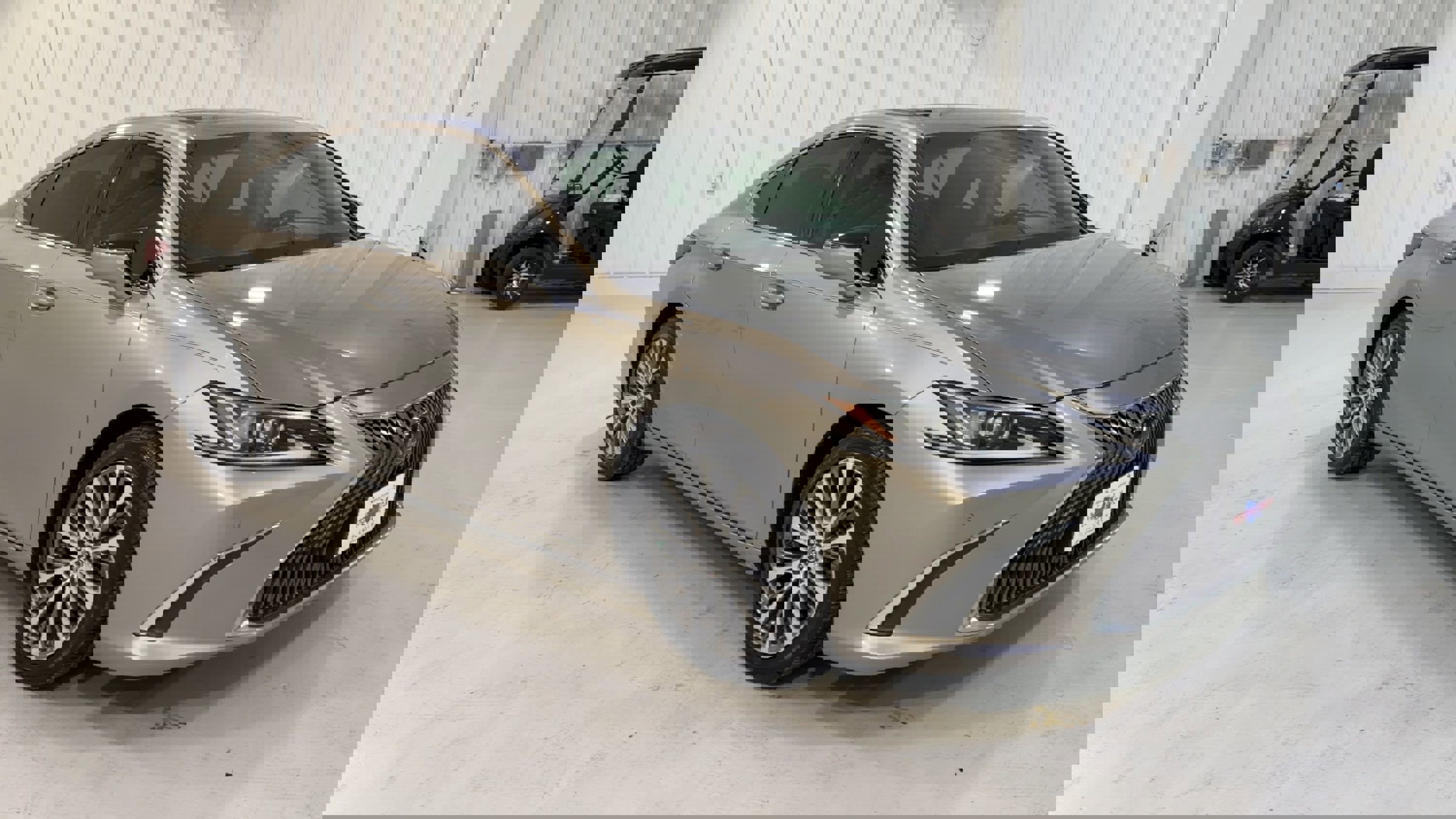 Used 2019 Lexus ES 350 w/ Ultra Luxury Package image 3