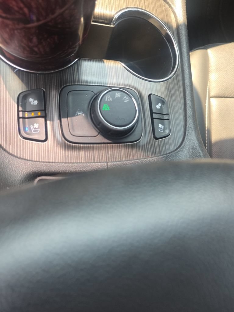 Used 2021 GMC Acadia SLT w/ Technology Package AWD/4WD image 23