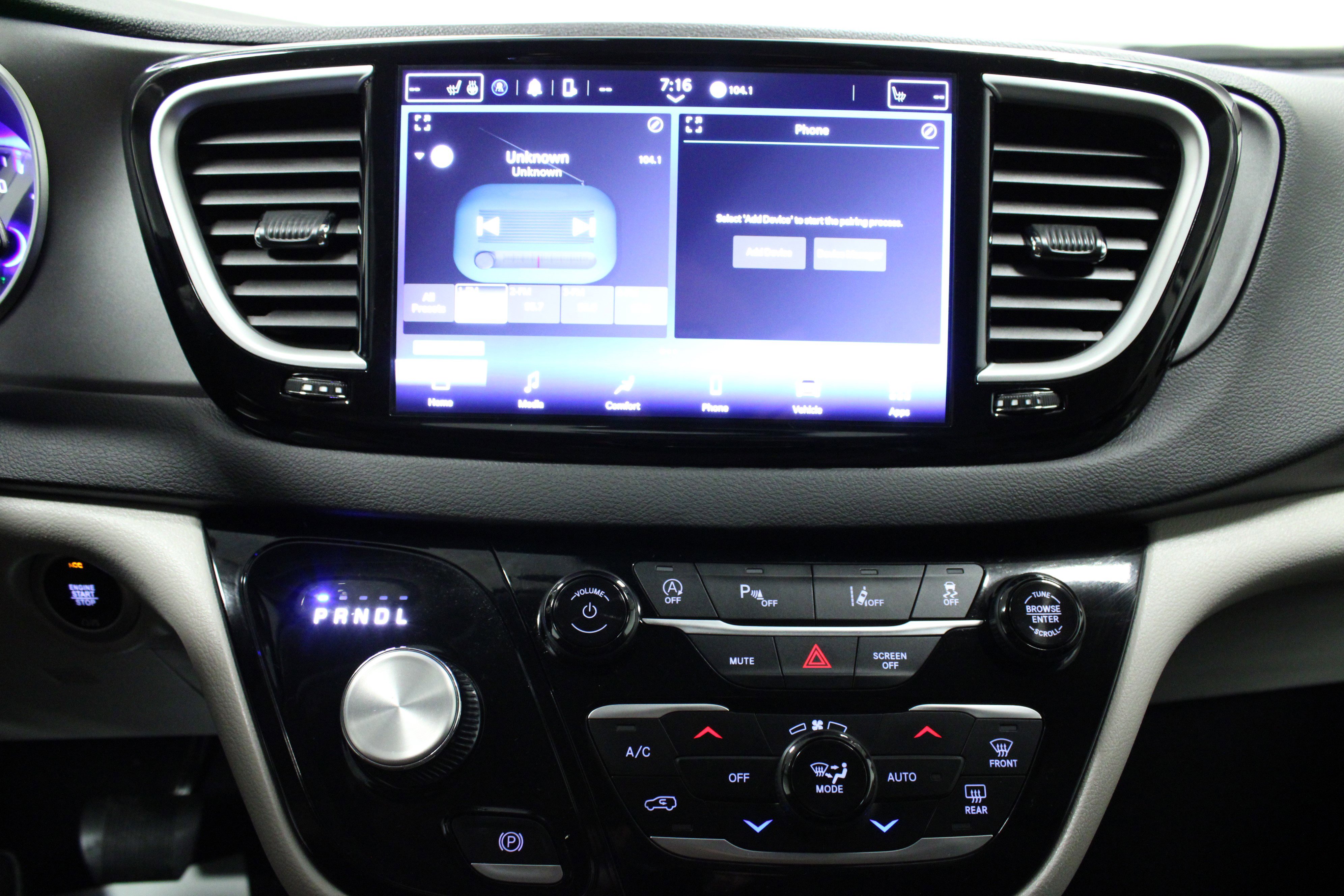 Used 2024 Chrysler Pacifica Touring-L image 23