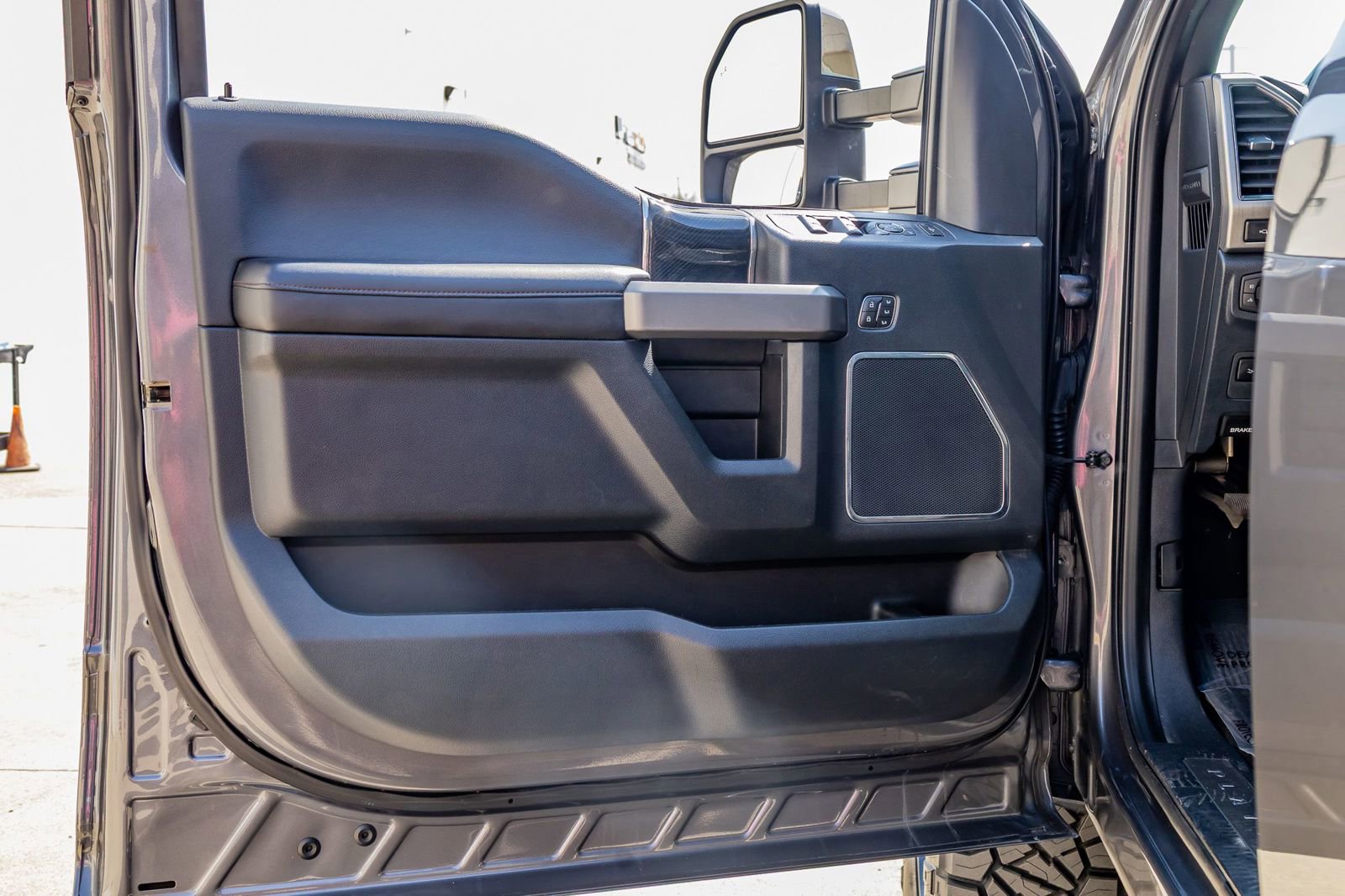 Used 2022 Ford F350 Platinum w/ FX4 Off-Road Package AWD/4WD image 34