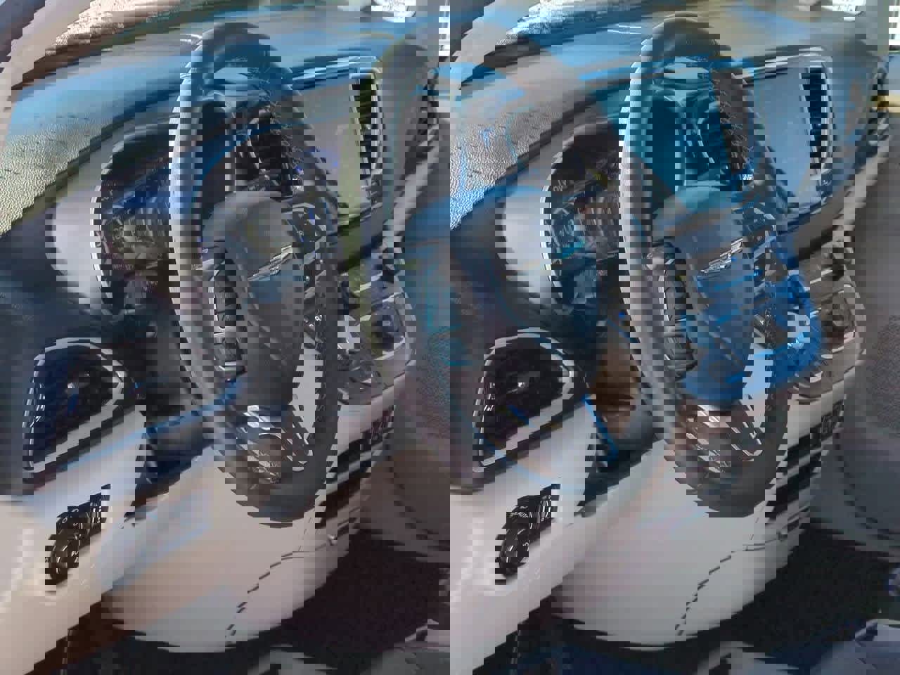 Used 2024 Chrysler Pacifica Touring-L image 2