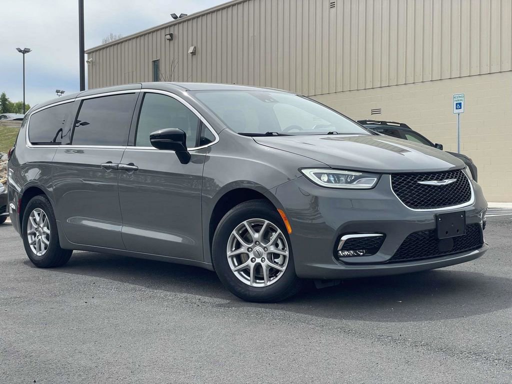 Used 2025 Chrysler Pacifica Select video 1